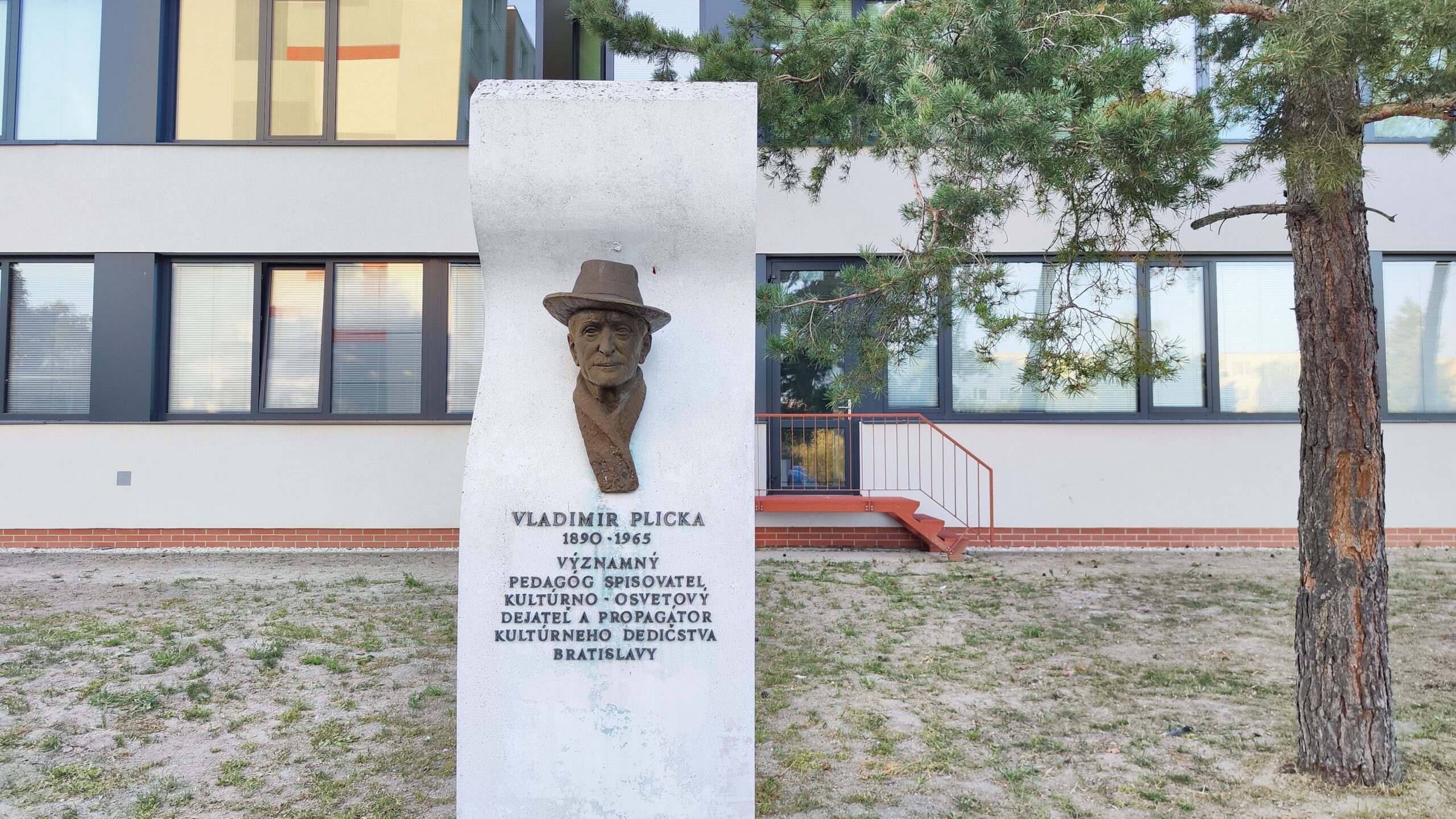 zakladna-skola-na-plickovej-v-raci-je-ako-nova.-po-15-rokoch-opatovne-otvara-svoje-brany