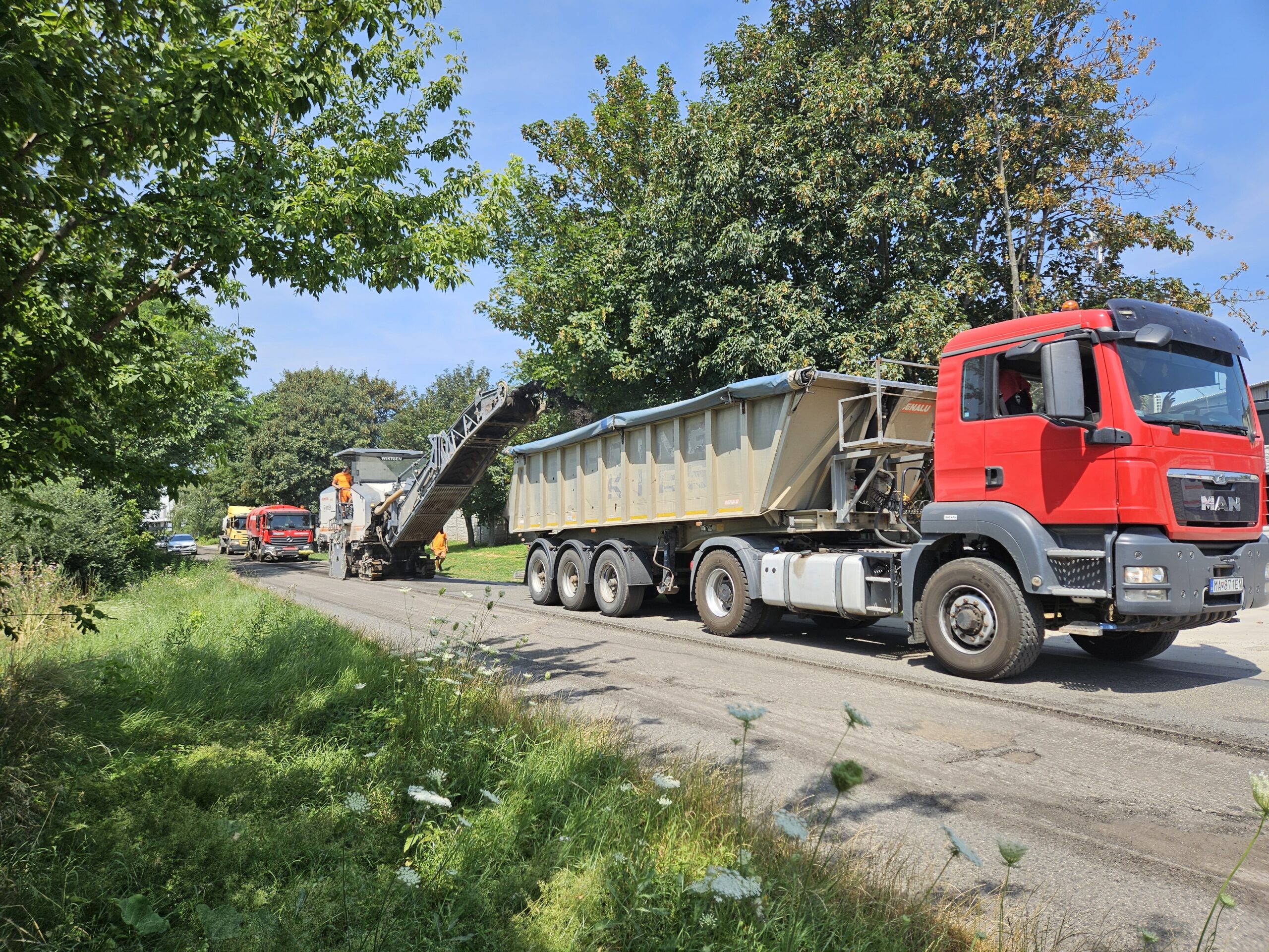 spravca-zupnych-komunikacii-rekonstruuje-cestu-maly-biel-–-velky-biel-–-nova-dedinka