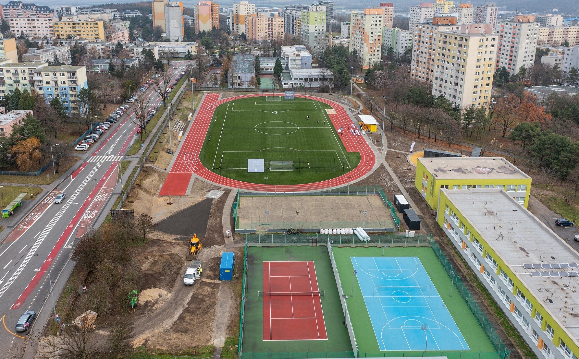 incident-v-dubravke:-mladez-odpalila-pyrotechniku-na-uplne-novom-sportovisku